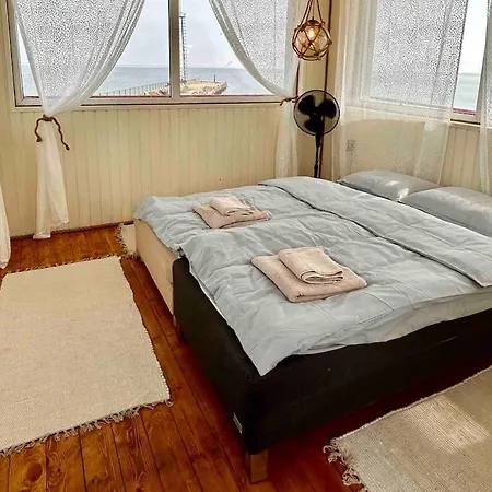 شقة Torn The Tower